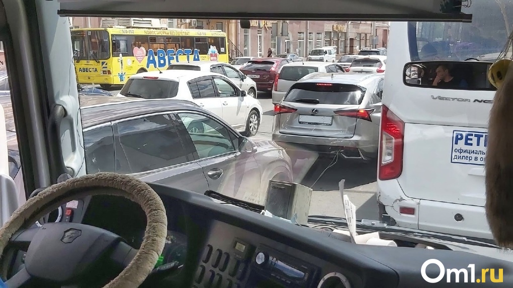 Километровые пробки сковали Новосибирск в выходные. Фото