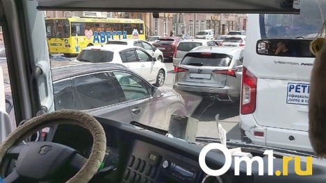 Километровые пробки сковали Новосибирск в выходные. Фото