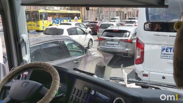 Километровые пробки сковали Новосибирск в выходные. Фото