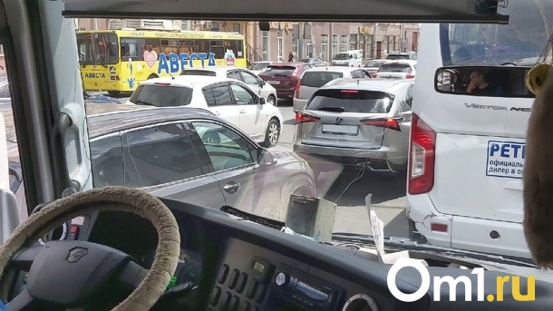 Километровые пробки сковали Новосибирск в выходные. Фото