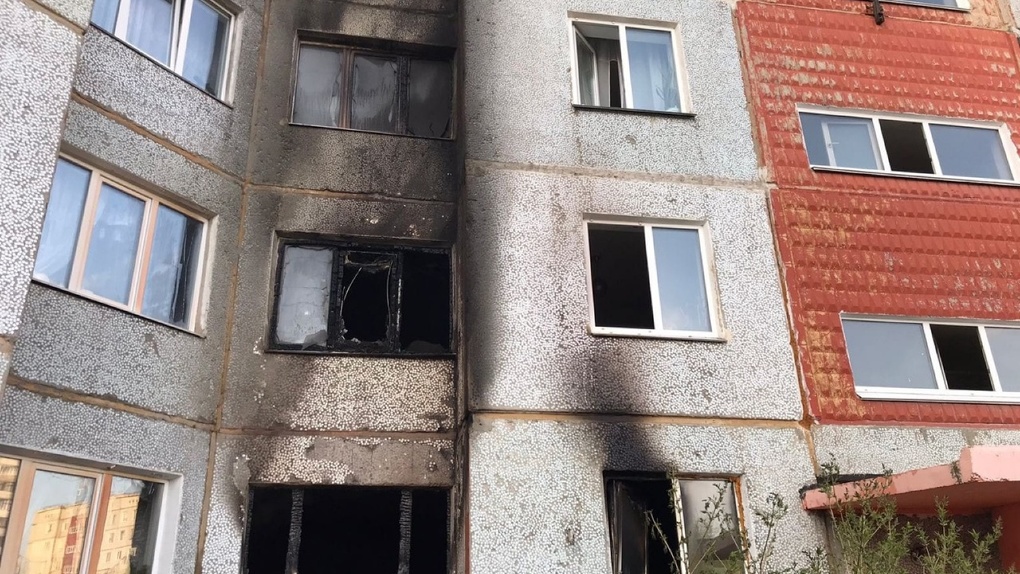 На рассвете в Омске вспыхнула 9-этажка. ФОТО