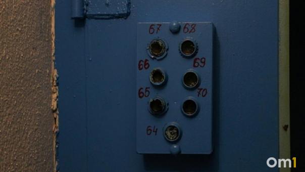Омич хотел погреться в чужом подъезде, но украл велосипед