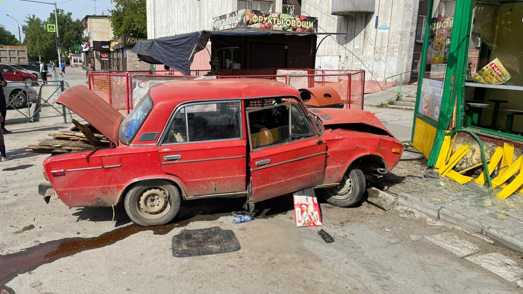 В Новосибирске водитель «Жигули» врезался в павильон «Подорожника» и скрылся