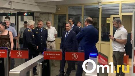 Максим Кудрявцев проверил новые турникеты на «Площади Ленина» в Новосибирске