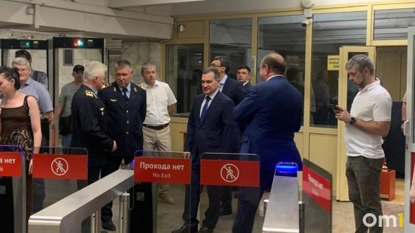 Максим Кудрявцев проверил новые турникеты на «Площади Ленина» в Новосибирске