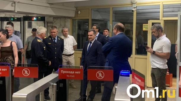 Максим Кудрявцев проверил новые турникеты на «Площади Ленина» в Новосибирске