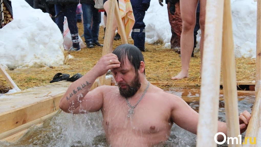 «В дрожь бросает»: более 3000 человек окунулись в крещенские проруби в Новосибирске