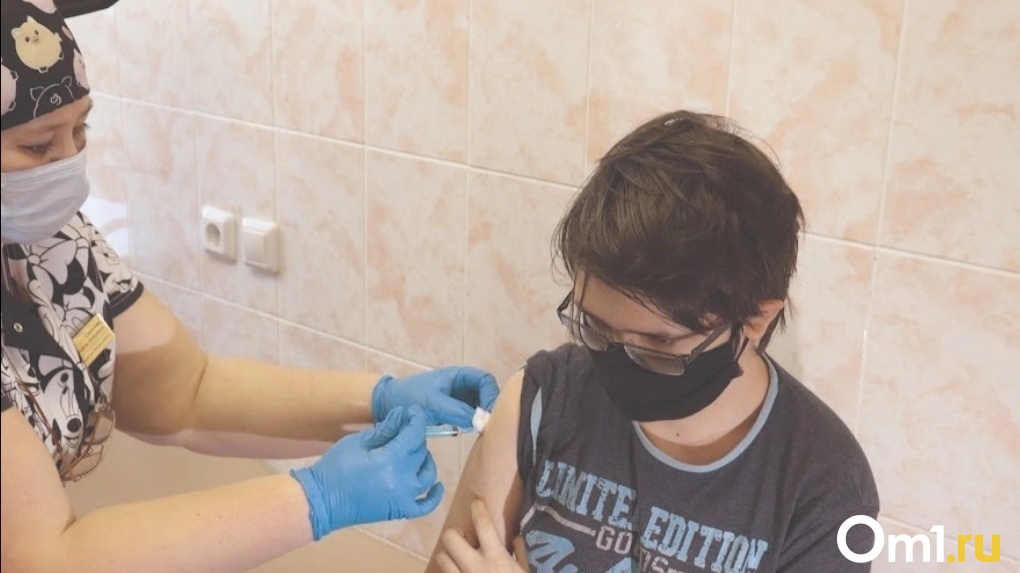 В Новосибирске начали прививать от коронавируса британской вакциной «Эвушелд»
