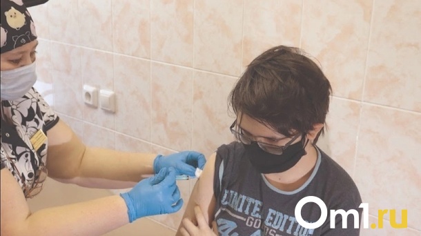 В Новосибирске начали прививать от коронавируса британской вакциной «Эвушелд»