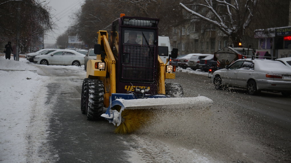 352 единицы зимней техники работает на дорогах в Новосибирске