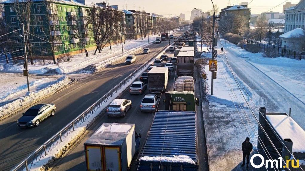 Новосибирцы встали в многокилометровую пробку на Димитровском мосту