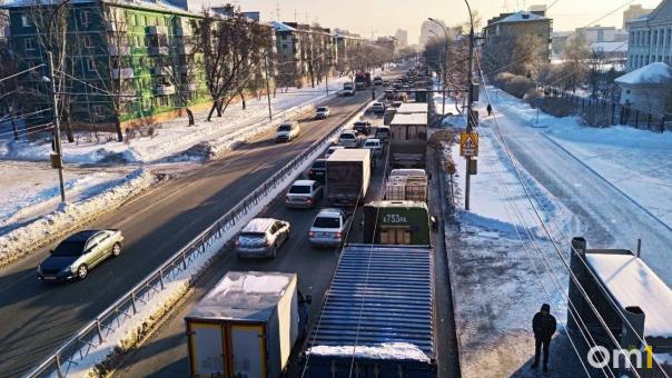 Новосибирцы встали в многокилометровую пробку на Димитровском мосту