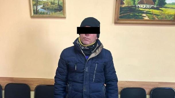 Омич обокрал машину через открытую дверь