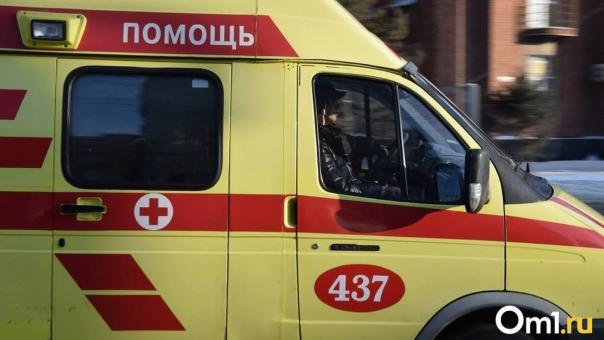 Омич из-за личной неприязни метлой проткнул глаз соседке