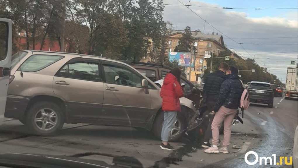 Покорёженный бампер и висящие фары: две легковушки столкнулись у трамвайных путей в Новосибирске