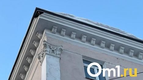 На проспекте Маркса с жилого дома упал кусок лепнины