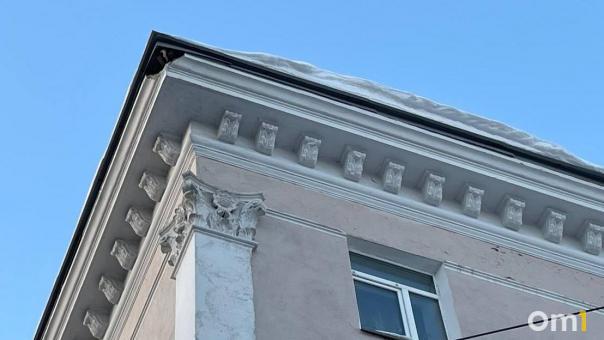 На проспекте Маркса с жилого дома упал кусок лепнины