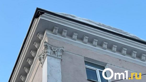 На проспекте Маркса с жилого дома упал кусок лепнины