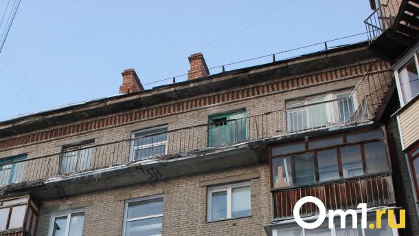 Омич через суд получил компенсацию за отлетевшую штукатурку и грязные шторы