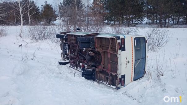 Автобус с пассажирами опрокинулся на трассе под Омском