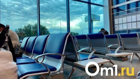 Режим ожидания: в омском аэропорту сегодня задержали 9 рейсов