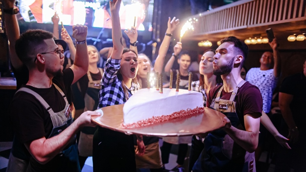 Взрывная атмосфера и вкусная еда: ресторан-бар Birliman приглашает омичей на свой день рождения
