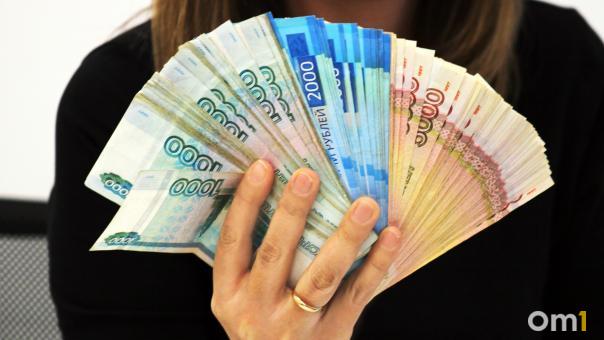 Омичи получат пособия и пенсии в августе досрочно: график выплат