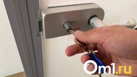 Полуторагодовалый малыш запер бабушку на балконе в Новосибирске