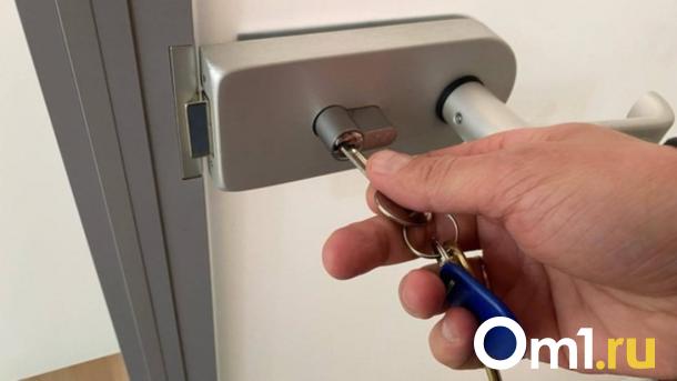 Полуторагодовалый малыш запер бабушку на балконе в Новосибирске