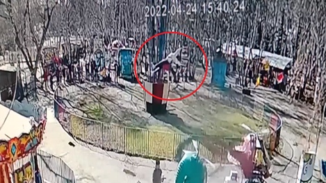 В Сети появилось видео катания омички на карусели «Вихрь»