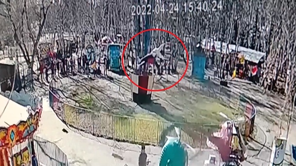 В Сети появилось видео катания омички на карусели «Вихрь»