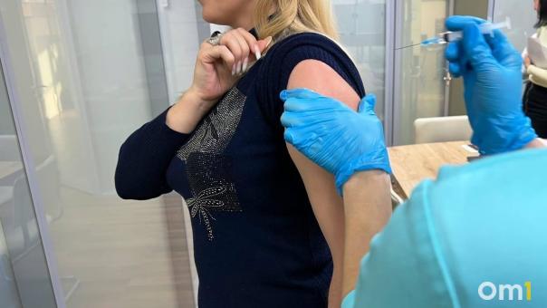 Достанутся не всем: в омском Минздраве рассказали о запасе вакцины от COVID-19