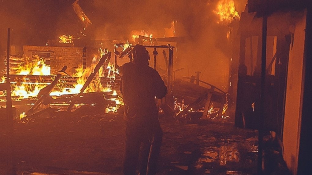 Две омские семьи из-за крупного пожара остались без дома, бани и гаража