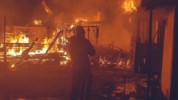 Две омские семьи из-за крупного пожара остались без дома, бани и гаража