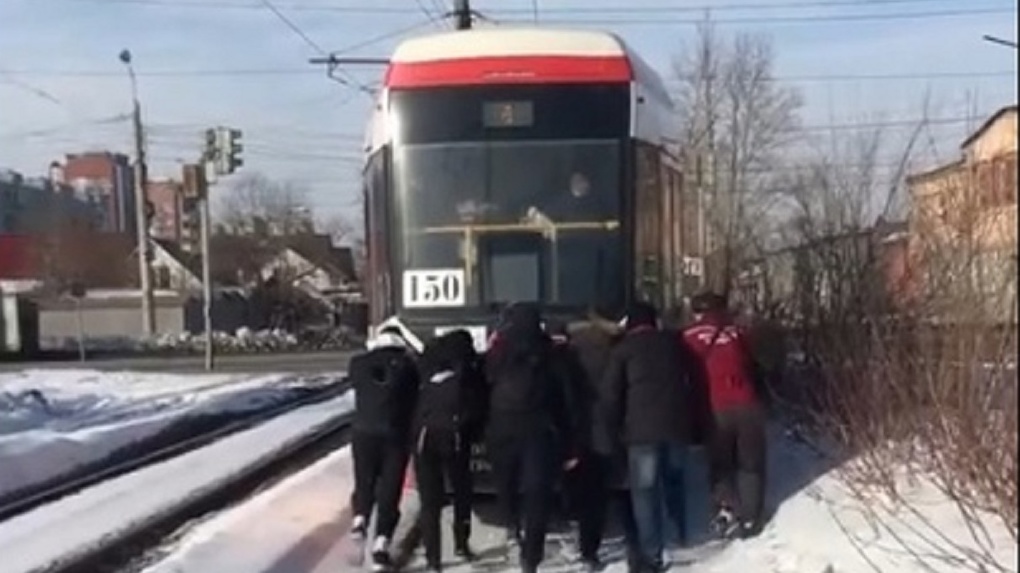 Люди толкали вагон. В Омске произошёл обрыв трамвайной сети