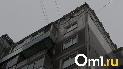 В Омске 17-летний студент разбился, выпав из окна