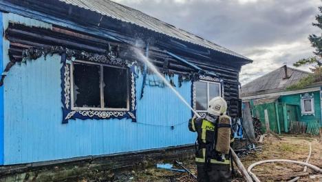 В деревянном доме в Омской области нашли тело женщины