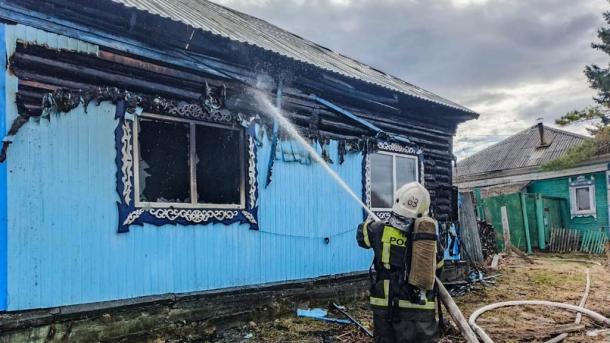 В деревянном доме в Омской области нашли тело женщины
