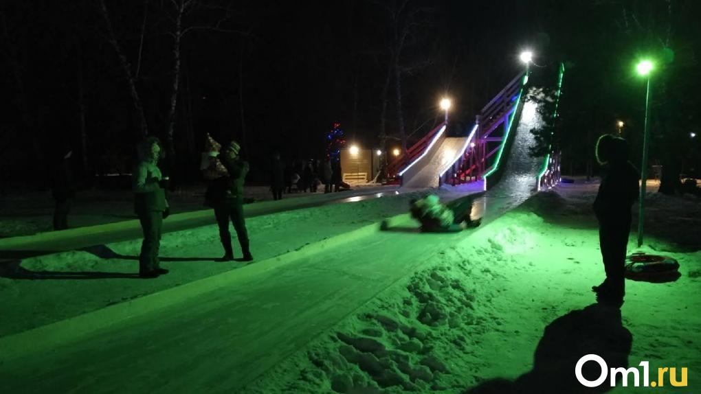 В Омске из-за потепления закрыли каток и горку в парке «Вокруг света»