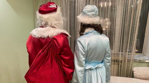 Эксперт рассказала, как артисты попадают на новогодние ТВ-шоу