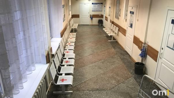 Больница, фитнес-клуб и офис: где случайно запирают новосибирцев, рассказали охранники