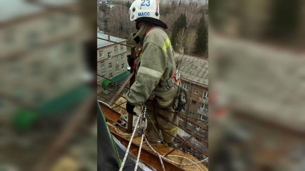 Спасатели убрали опасные конструкции с крыши пострадавшего в пожаре дома в Новосибирске