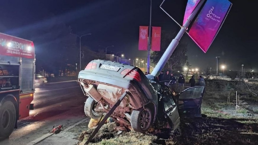 Смерть и рассечённый столбом Mercedes: молодые парни разбились на Иртышской набережной Омска — ФОТО