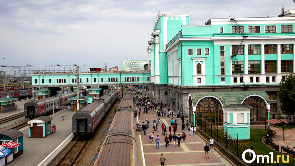 Туры на поезде из новосибирска. Поезд Победы Новосибирск 2022. Площадь Гарина-Михайловского в Новосибирске. ЖД вокзал Новосибирск пригород. В Новосибирск прибыл ретропоезд «эшелон Победы».