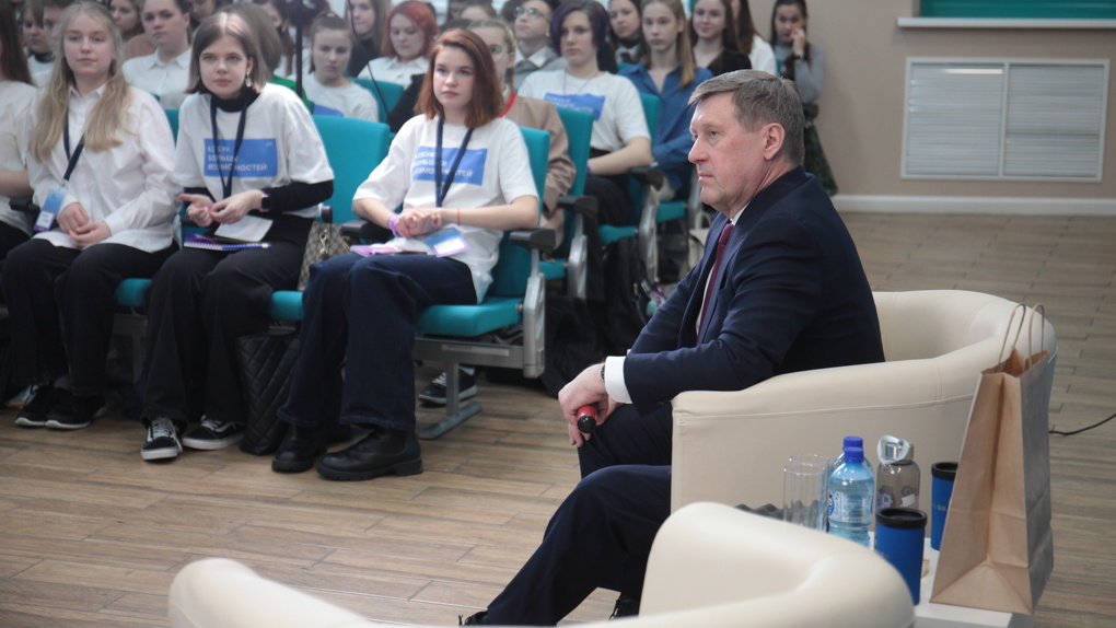 Мэр Новосибирска Анатолий Локоть обсудил со школьниками городские проекты на «Встрече со смыслом»