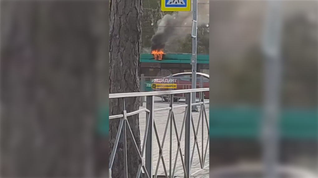 В Новосибирске загорелся троллейбус с 25 пассажирами внутри. ВИДЕО
