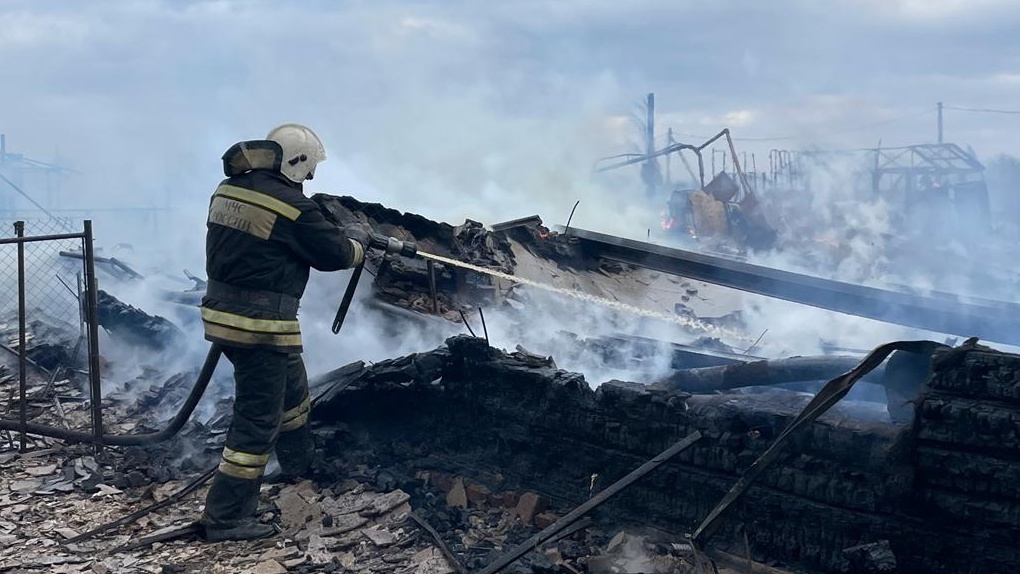 «Спасатели работают на износ»: жители Омской области рассказали о пожаре в Называевске