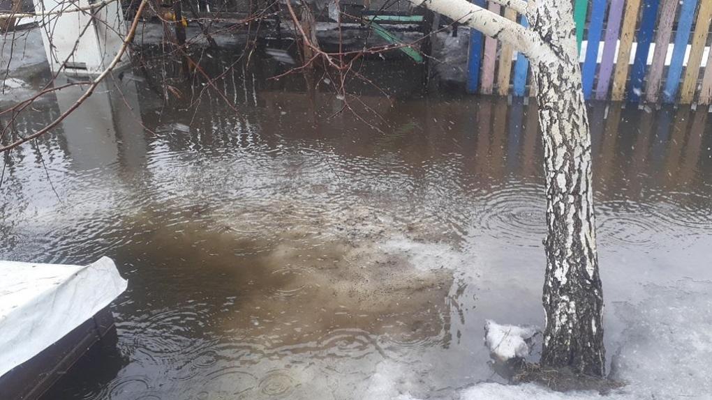 Жители из омского села четыре дня сидят в затопленных домах без электричества и отопления