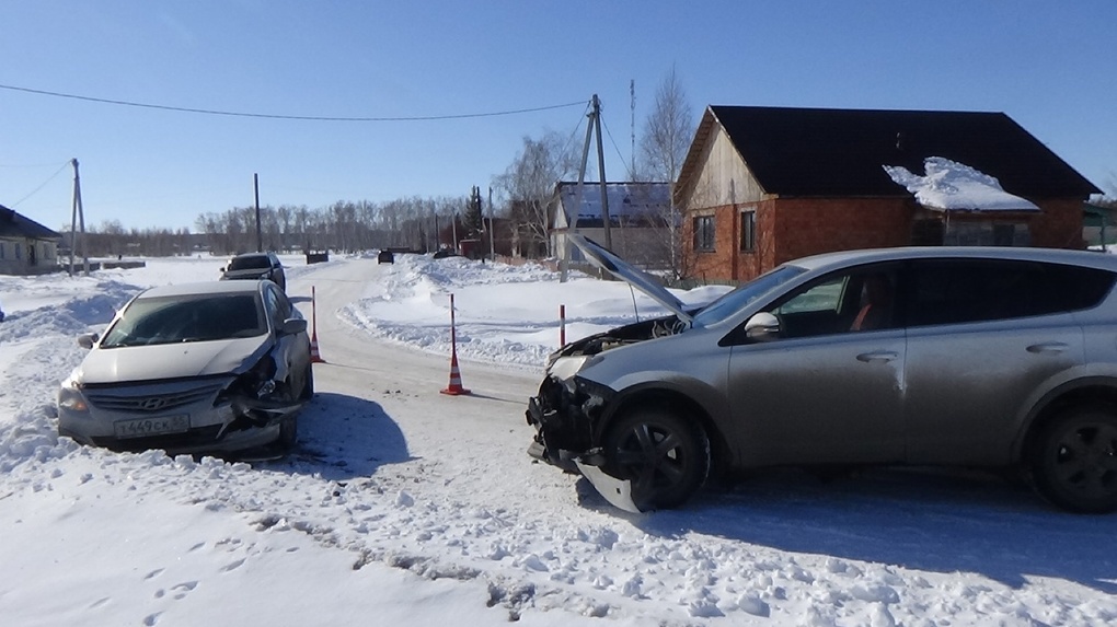 Две автоледи устроили аварию на пустой сельской дороге в Омской области