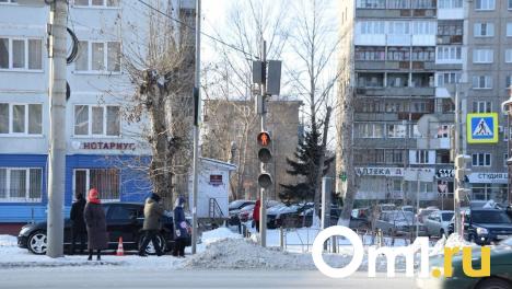В Омске заработал новый светофор на перекрёстке улиц Машиностроительной и Гашека